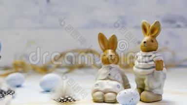 复活节快乐；蓝桌背景复活节彩蛋和复活节兔子